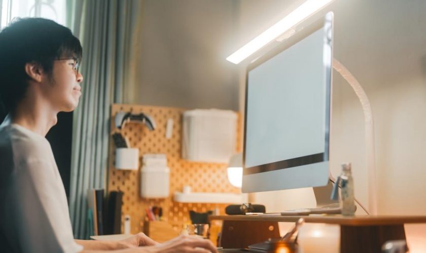 Justerbar höj och sänkbar lampa för ergonomiskt hemmakontor