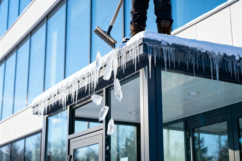 Så planeras effektiv snöröjning för tak i Stockholm